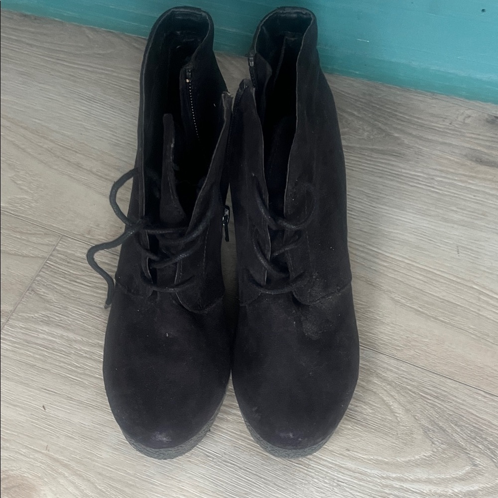 Black faux suede wedges 6.5